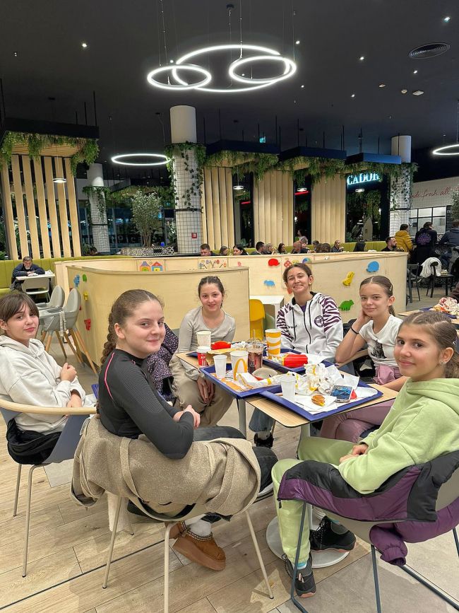 aaaMale Tehničarke u KG prvi nastup